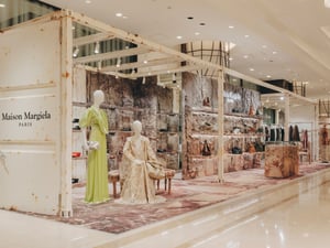 「メゾン マルジェラ」のポップアップが阪急うめだ本店に　ショーの空間をリアルに体現