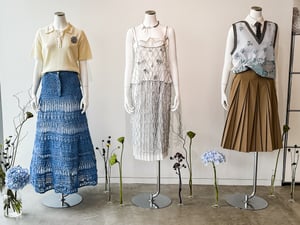 父のシャツ、兄のチノパンが“ファッション”に　「オダカ」27年春夏は家族の装いに着想