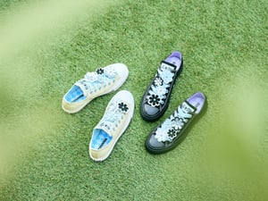 コンバース「オールスター」をフラワーチャームでカスタマイズ　春の新作が登場