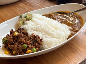 若き日のNIGOがバイトした伝説のカレー店の味は？ あいがけスパイスカレーで味覚の旅へ
