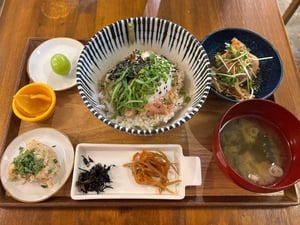 看板メニューはおじや？ 原宿「bio ojiyan cafe」で味わう平日限定日替わり定食