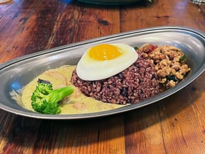 表参道メシ、モンスーンカフェ 表参道　絶品グリーンカレー ＆ ガパオ欲張りランチ