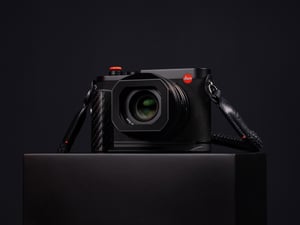 ライカがF1とパートナーシップ締結　カーボン素材を採用した特別仕様のカメラを発売