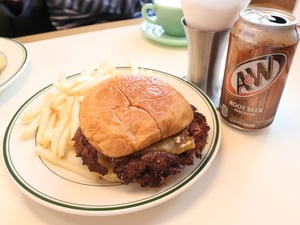 編集部のリアルランチ：Jennifer Seven Little DINERのスマッシュバーガー