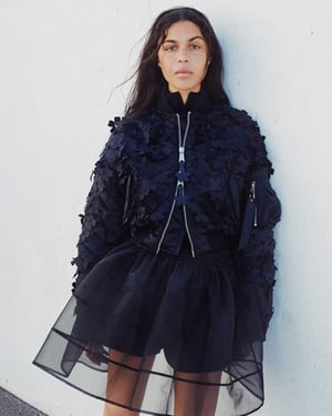 セシリー バンセンがアルファ インダストリーズとのコラボを発表　フラワーモチーフを配したアウターを発売