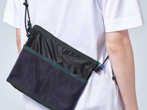 コンビニエンスウェアが初のサコッシュを発売、600mLペットボトルが収まるサイズ感