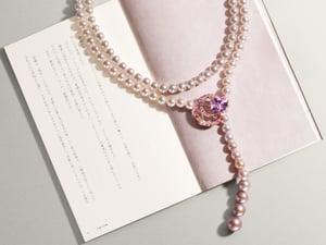 ビズーから「物語を纏うジュエリー」が登場、山内マリコによる短編小説とジュエリーをセットで販売　源氏物語から着想