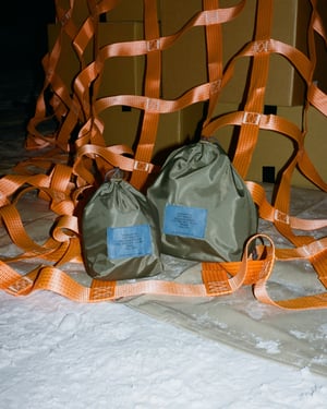 N. ハリウッド TPES×アウトドアプロダクツ第3弾、アメリカ空軍から着想した巾着を発売