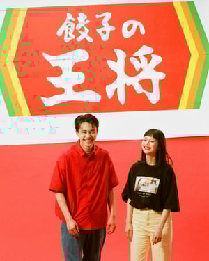 レイジブルーと「餃子の王将」コラボ再び、オリジナルグラフィックのビアサーバー発売