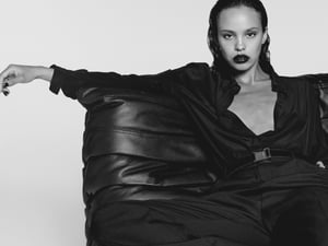 YSL「ブラック OP」の新アンバサダーに俳優アリーシャ・ボーを起用