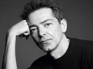 「ヴェルサーチェ」新チーフクリエイティブオフィサーにピーター・ミュリエが就任