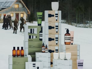 【2026年クリスマスコフレ】イソップ:雪景色の中旅する家族から着想