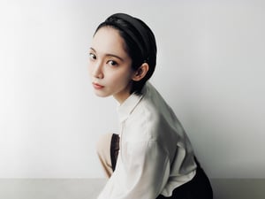 吉岡里帆が纏う「ALEXANDRE DE PARIS」のヘアアクセサリー