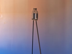 被写体全てにピントが合った「全焦点」写真で描く“関係性”　写真家 伊丹豪が個展開催