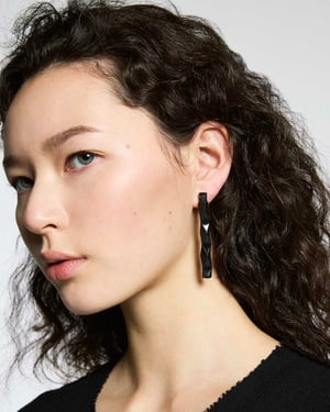 エイポック エイブル イッセイ ミヤケが新技術を活用したピアスを発売　シルバーとブラックの2色を用意