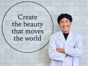 【連載：美をつくる人】特技は“耳コピ”　右脳と左脳を使って化粧品をデザインをするロレアル 渡辺翔の場合