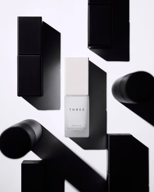 THREEから医薬部外品×精油科学の美白美容液が登場　肌の健やかなターンオーバーをサポート