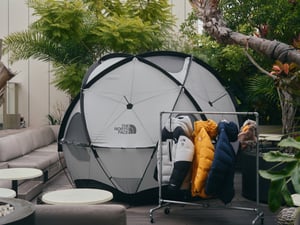 青山グランドホテルがザ・ノース・フェイスとコラボ　ルーフトップにテントを展示
