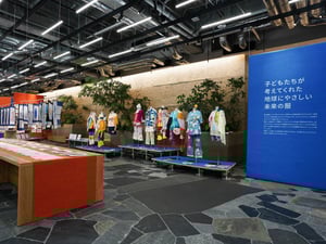 ゴールドウインが東京本社で展覧会　学生による“地球にやさしい未来の服”788点を展示