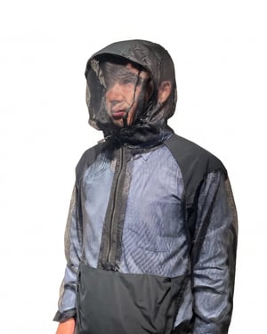 洋服の青山が防蚊加工を施したアノラックを発売　ジッパーを閉めて顔全体をガード