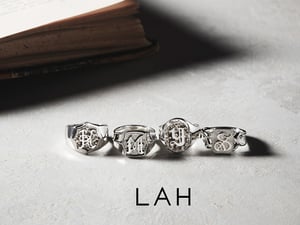 イニシャルを身につけて自分らしさを表現　「LAH」から新作リングとチャームが登場