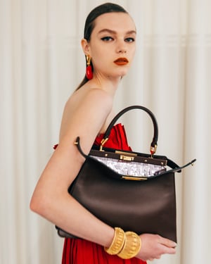 フェンディがスパンコール施した「ピーカブー」の新作を発売、職人が手作業で製作