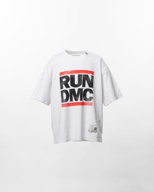 メゾン ミハラ ヤスヒロ 、ラン・ディーエムシーにフォーカスしたTシャツを発売