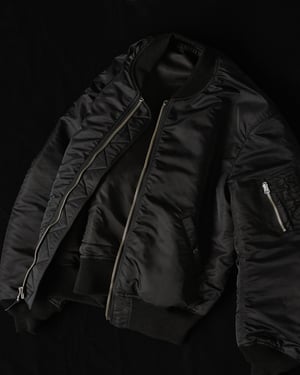 ビオトープが「アヴィレックス7522」に初別注したMA-1発売　クリーンなシルバージップを採用