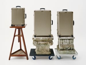 リモワがクラシックコレクションに新色「チタニウム」を追加