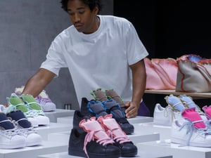 山本耀司との出会いが契機に　アンソニー キャリドンが語る、日本との関係