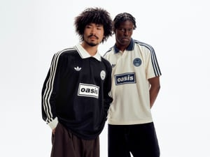 アディダス オリジナルスがオアシスと再びコラボ、ジャカード素材を用いたジャージーとTシャツなど全3型