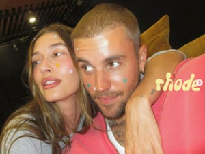 ジャスティン＆ヘイリー・ビーバー夫妻がコラボ　ヘイリーの「ロード」から新商品