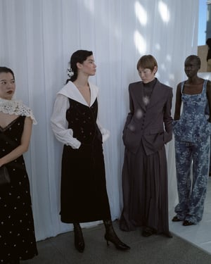 他者のまなざしへの抵抗から、内なる静かな自信と気品へ──「フェティコ」が探求する、現代女性に寄り添う新たな方法