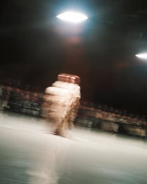 “人間らしい矛盾や揺らぎ”を肯定し、「感覚的な知性」を取り戻す⎯⎯「カカン」が初ショーで見せたブランドの哲学