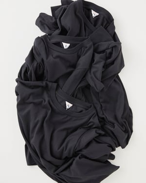 黒T専門店「#000T」がフィルメランジェと共同制作したTシャツを数量限定で発売　高級感とタフさを両立