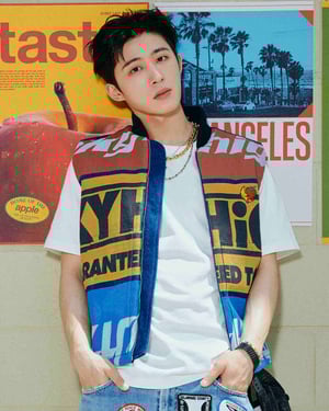 B.Iとコイン パーキング デリバリーがコラボ、限定ロゴをあしらったフーディーなど5型を発売