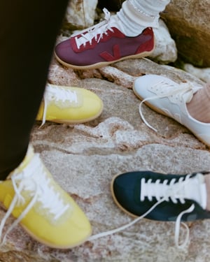 ヴェジャとベースレンジが初コラボ　サステナブルな独自素材を用いたスニーカー発売