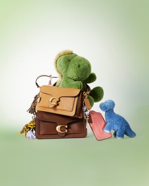 コーチが伊勢丹新宿店でポップアップを開催　恐竜レキシーの誕生10周年を記念した限定バッグなど発売