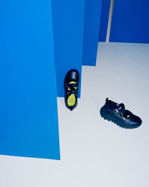 オダカがスイコックと初コラボ　人気モデル「AKK」を再解釈したサンダルシューズを発売