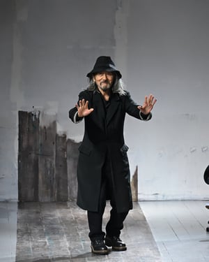 山本耀司が語った愛について　混沌とした世界に人間性を問う「ヨウジヤマモト プールオム」2024年秋冬