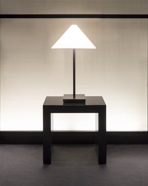 アルマーニ / カーザが長野県でインスタレーション　アルマーニが自ら手掛けたテーブルランプを展示