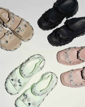 クロックスがシモーン・ロシャとコラボ　フラワーモチーフを配した「プラットフォーム」など発売