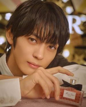 神尾楓珠が「ディオール」の輝きと共に贈る、記憶に残る香りのホリデー