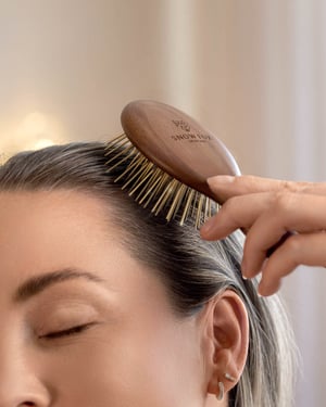 「スノー フォックス スキンケア」独自技術で温熱効果を高めた新ヘアブラシ