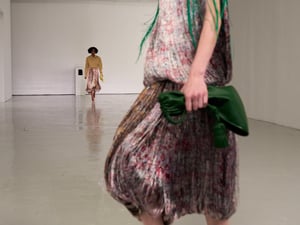 風を含む服、手仕事がほどく軽快な「ボッテガ・ヴェネタ」