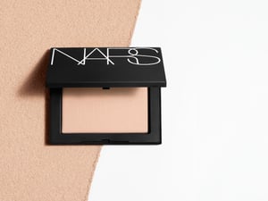 「NARS」の“リフ粉”から初の新色　肌に溶け込む繊細カラー