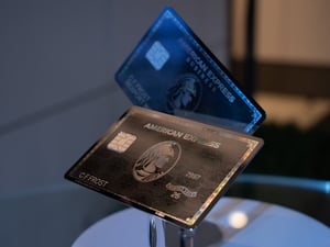 「同じ輝きは二度とない」アメックスがミラーデザインのプラチナカードを披露