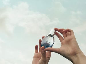 「ロアリブ」春の限定フレグランスはほんのり甘いピュアな香り　出会いと別れの涙を表現