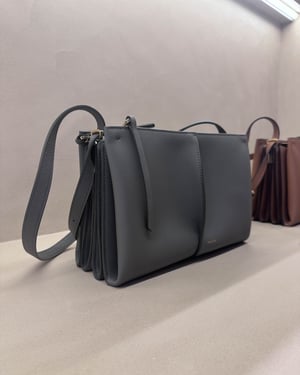 仏発バッグ「ポレーヌ」、本から着想を得た新作発売　表参道店では周年イベントも