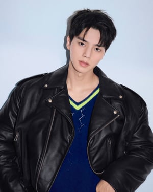 ロエベが新たなブランド アンバサダーに韓国の俳優ソン・ガンを起用